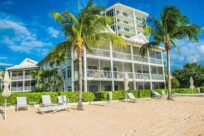 Image de Condo au niveau de l'océan en bord de mer sur 7 Mile Beach - 3 Rm - Piscine / Jac