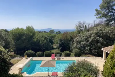 Image de Propriété familiale avec grande piscine, parc et superbe paysage à perte de vue