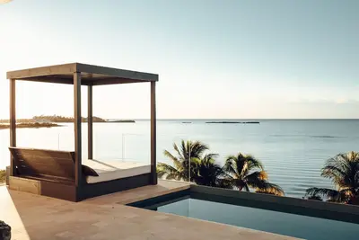 Image de Brand New Modern Beachfront 5bed \/ 5bath avec 2 piscines et une vue incroyable!