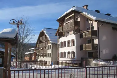 Image de Appartement ensoleillé à distance de marche de la piste de ski, dépôt de ski gratuit