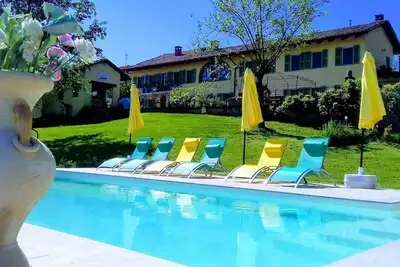 Image de Villa Piemonte avec piscine privée et bain à remous dans les vignes près de Alba Barolo &
