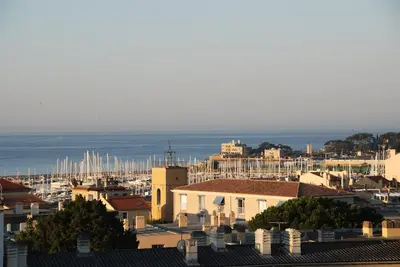 Image de Centre studio clim grande terrasse petite vue mer 300m port, plage, magasins