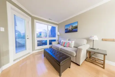 Image de 2 chambres avec plafond voûté et magnifique vue sur la montagne