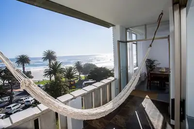 Image de Lumineux, spacieux, récemment rénové appartement de 2 chambres sur la plage de Camps Bay!