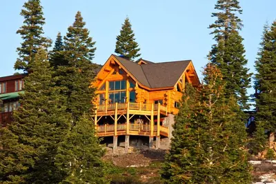 Image de The Log House à Truckee, Ca - 5250 pieds carrés of Awesome. . !