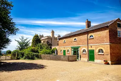 Image de Belle maison de deux étages située dans une charmante cour