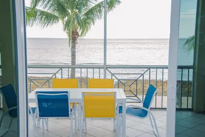 Image de Seven Mile Beach Oceanfront Condo 3 chambres avec piscine / jacuzzi