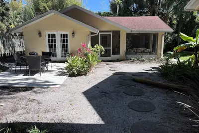 Image de Lumineux 1 Br, 1 cottage Ba avec cuisine près du musée Ringling et des plages