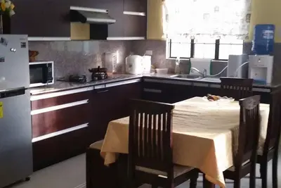 Image de 2 chambres, 1 salle de bain privée et 1 salle de bain commune avec cuisine équipée et wifi