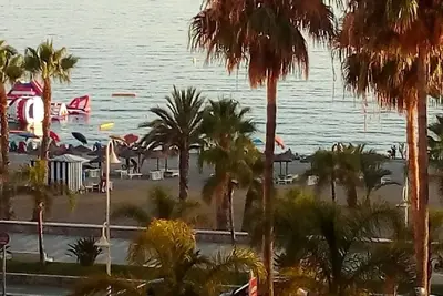 Image de Almuñécar, en face de la plage. Promenade de San Cristóbal grandes familles