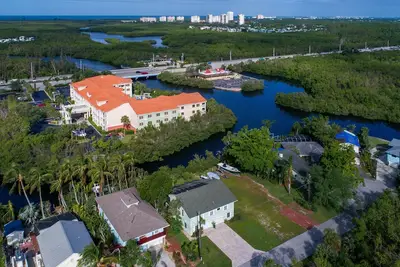 Image de Maison de style «Key West» au bord de l'eau. Piscine / spa, proche plage / restaurants.