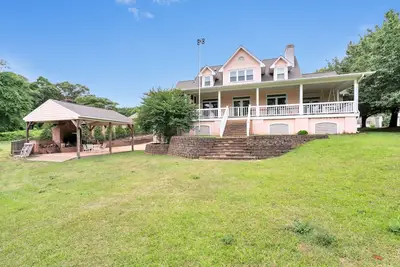 Image de Stately 5br maison sur le lac Hartwell w / poteau de feu! Clemson jeux à la maison disponibles.