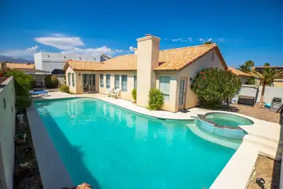 Image de Amazing Upgraded House avec énorme piscine