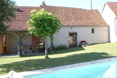 Image de Maison de caractère avec piscine d'eau salée de mètres 9x4 au bord du village Varaire