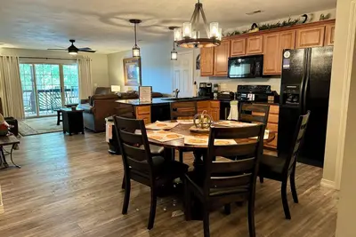 Image de Peut être un 3 ou 6 Br, 2 ou 4 condo Lakefront Bath avec accès à quai