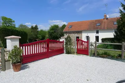Image de Belle maison individuelle avec jardin privé, piscine, terrain de tennis sur gazon près de la plage