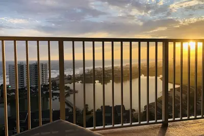 Image de Luxe 16ème étage Condo avec vue à couper le souffle! Nouvellement Peint!