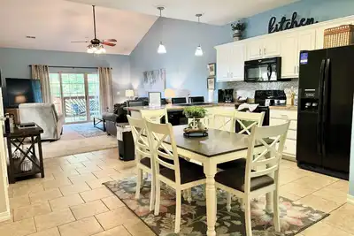 Image de 3 Br 2 Bath Lakefront Condo avec accès à quai complète.