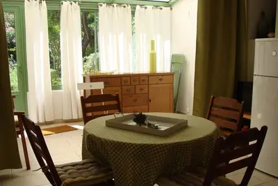 Image de Gîte indépendant avec parking   dans jardin arboré et fleuri proche d'Avignon