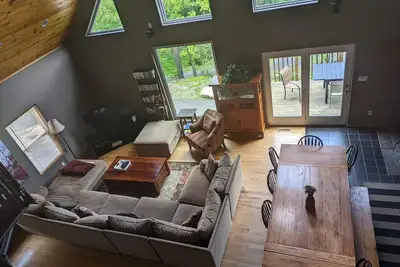 Image de Lodge de luxe adapté aux enfants à un pâté de maisons du lac