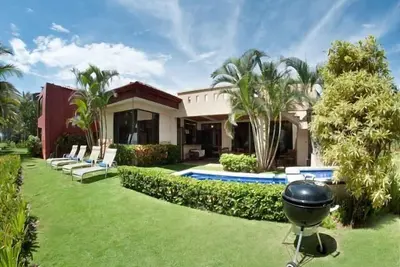 Image de Luxe avant Deluxe Beach Villa - Piscine privée dans Gated Community!