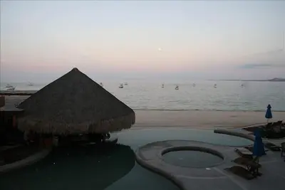 Image de Ocean Front Condo Villas De Cortez Resort, donnant sur la piscine.