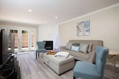 Image de Mis Ă jour Clean Townhome, min 30 jours de location