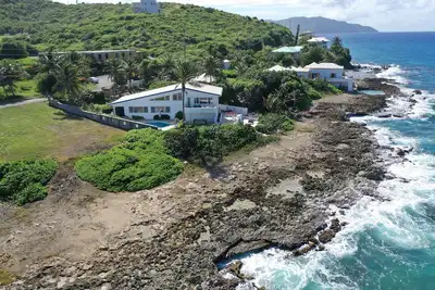 Image de Moonwalk - villa de luxe moderne du milieu du siècle sur la rue North Shore Croix