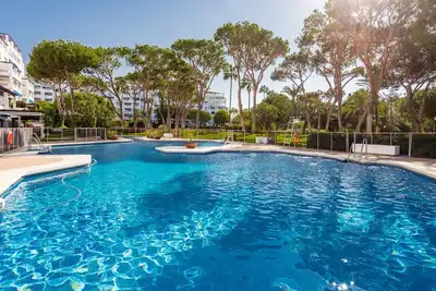 Image de Orienté vers la famille 3, Front de mer, Marina Puerto Banus, 3 piscines, Wifi / Park gratuit