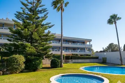 Image de Grande terrasse avec jardin. Piscine et près de la plage