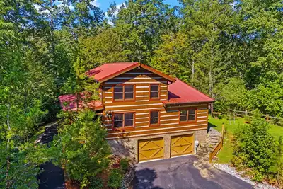 Appalachian Escape: All log ~ Isolé ~ Hottub ~ Arcade ~ Cour boisée / Foyer ~ Wifi