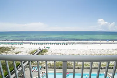 Condo en front de mer conçu professionnellement en front de mer avec vue sur l'océan: We612