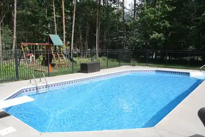 Image de Maison bien entretenue avec piscine - Spac \/ Location de piste - À quelques minutes du centre-ville de Saratoga
