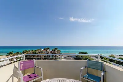 Image de Lieu & Vues! Lux Home pour 20, à quelques pas de la plage et du bord de mer. Piscine, Vélos, Chaises