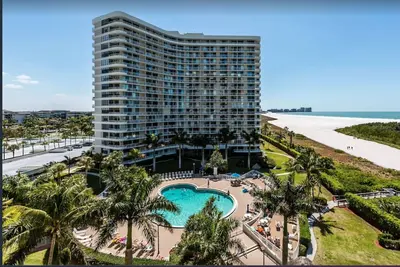 Image de Magnifique condo en bord de mer avec vue sur le coucher du soleil
