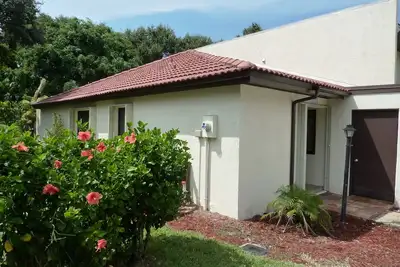 Entièrement rénové océan moderne Beachside 2/2 Gated Community Woods en Floride