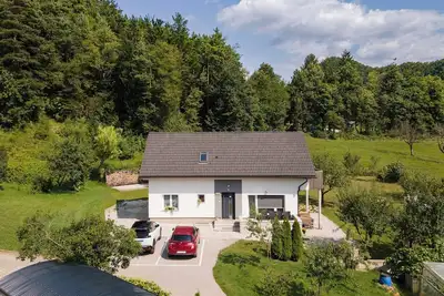 Image de Appartement moderne entièrement équipé avec balcon, terrasse et jardin
