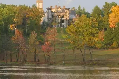 Image de Château gothique unique et luxueux avec vue dans le milieu d'un domaine de 500 acres!