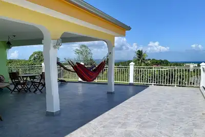 Image de Maison spacieuse avec une belle terrasse et vue dégagée sur la nature et la mer