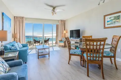 Image de \"Paradise on the Gulf\" -Beachfront - Rénové 2br / 2ba - Service de plage inclus