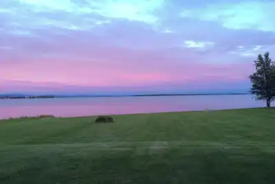 Image de Spectaculaire maison du lac Champlain avec vue sur la montagne et plage privée