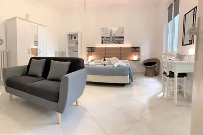 Image de Mini apt confortable avec jardin à 2 km du centre hors de la zone sans circulation - Parking gratuit