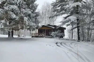 Image de Vues fabuleuses, cabine centrale w \/ bain Ă remous et Ă 5 min Ă pied du lac, grill