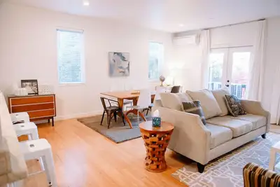 Image de Excellent emplacement Nw! Parking gratuit! Condo plus récent Walk Score 95!