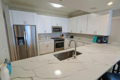 Image de 3800 + Sqft Total Living / Nouveau Hot Tub & Grill à gaz / 3 très grands lits / 2 superbes chambres / 65 \"4ktv