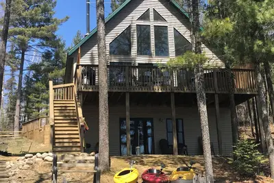 Image de Bear's Den Lakefront Chalet w / bain à remous Kayaks PaddleBoat WiFi A / C Golf Ski Sled!