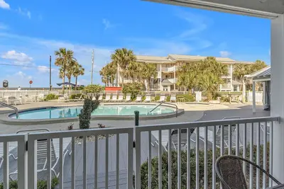 Image de Summer Breeze 105: Charmant condo, près de la piscine et à quelques pas de la plage!