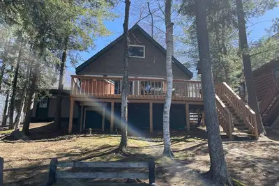 Image de Sunset Beach Chalet W / bain à remous extérieur sur le lac Arrowhead! Kayaks, Wi-fi, piscine!