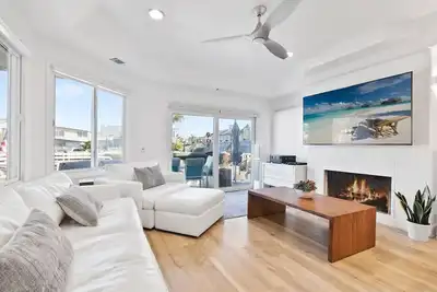Image de Balboa Island Large Waterfront Home w \/ Roof Patio and Private Boat Dock