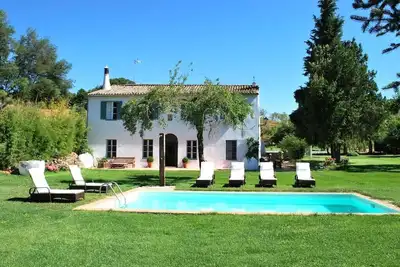Image de Maison de campagne exclusive. Grand jardin et piscine. Près de la ville.